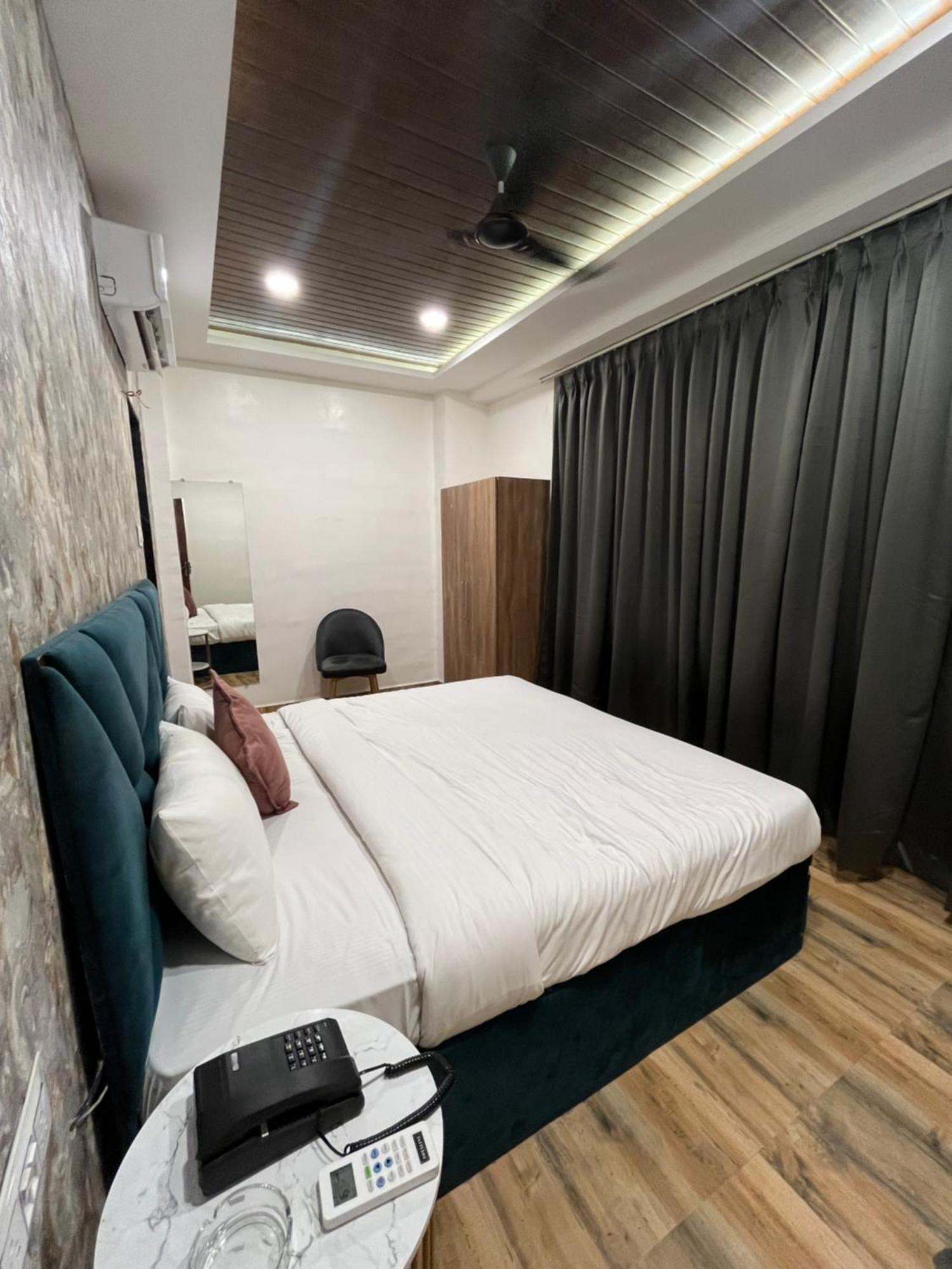 Hotel Vedicvista Indore Esterno foto