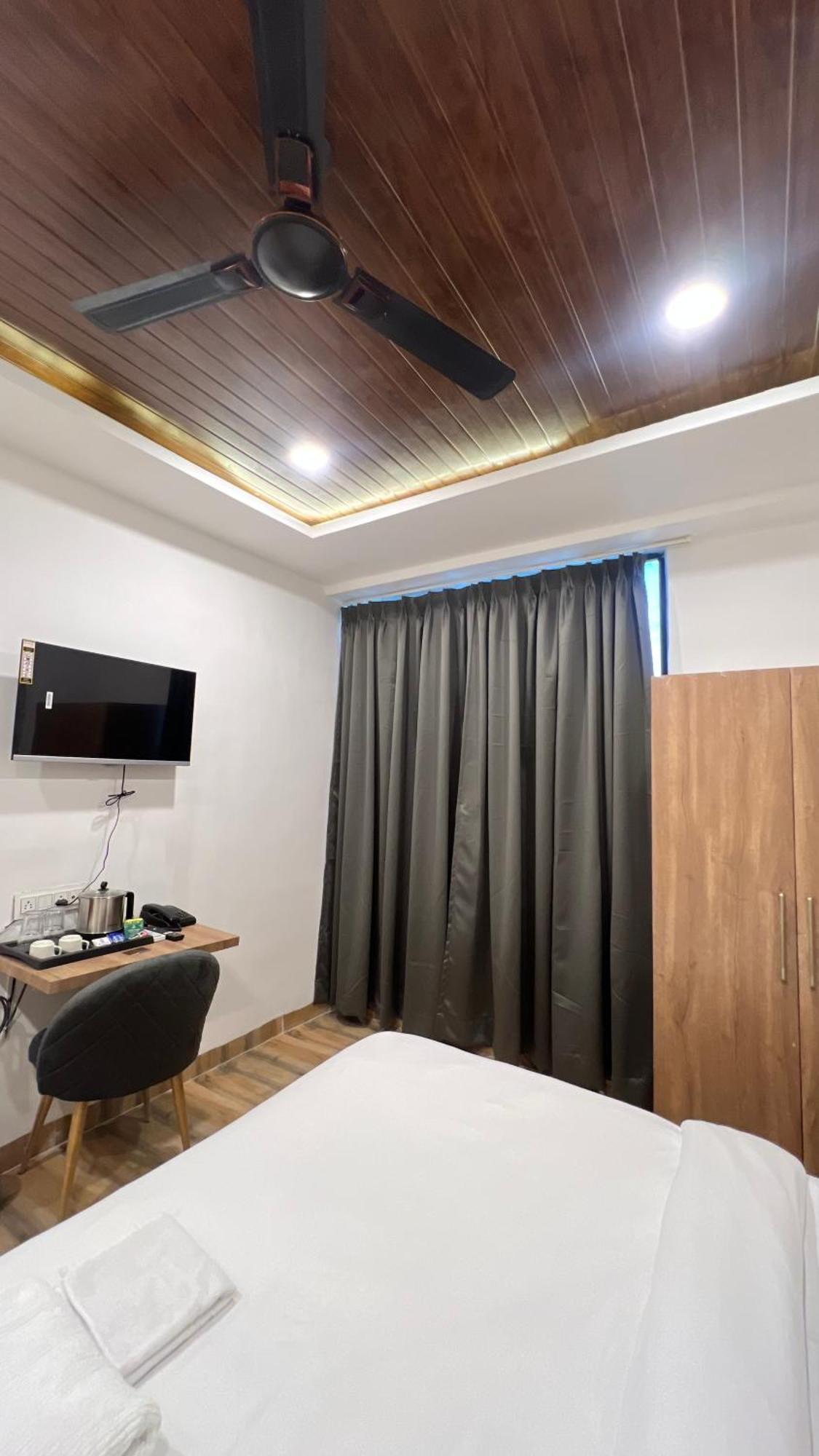 Hotel Vedicvista Indore Esterno foto