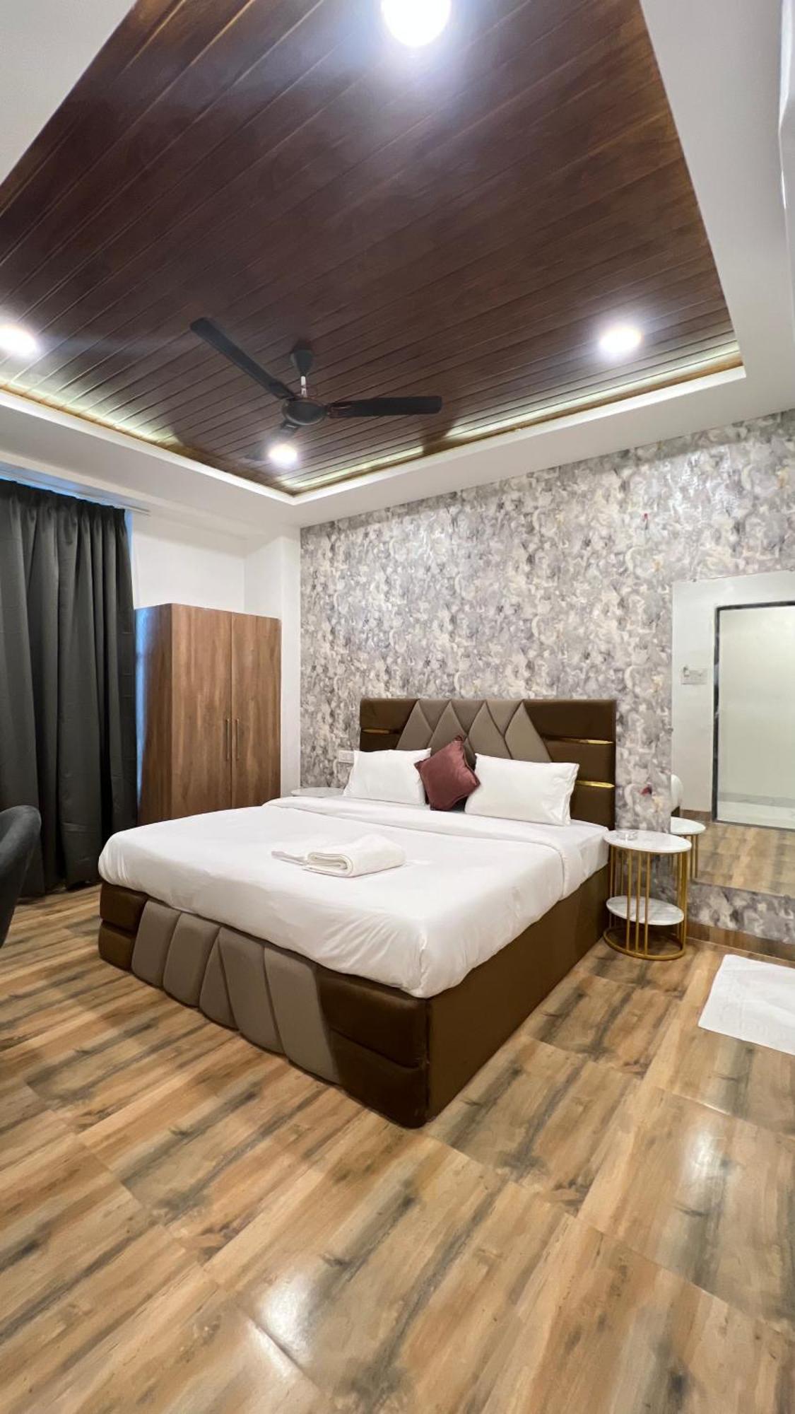 Hotel Vedicvista Indore Esterno foto
